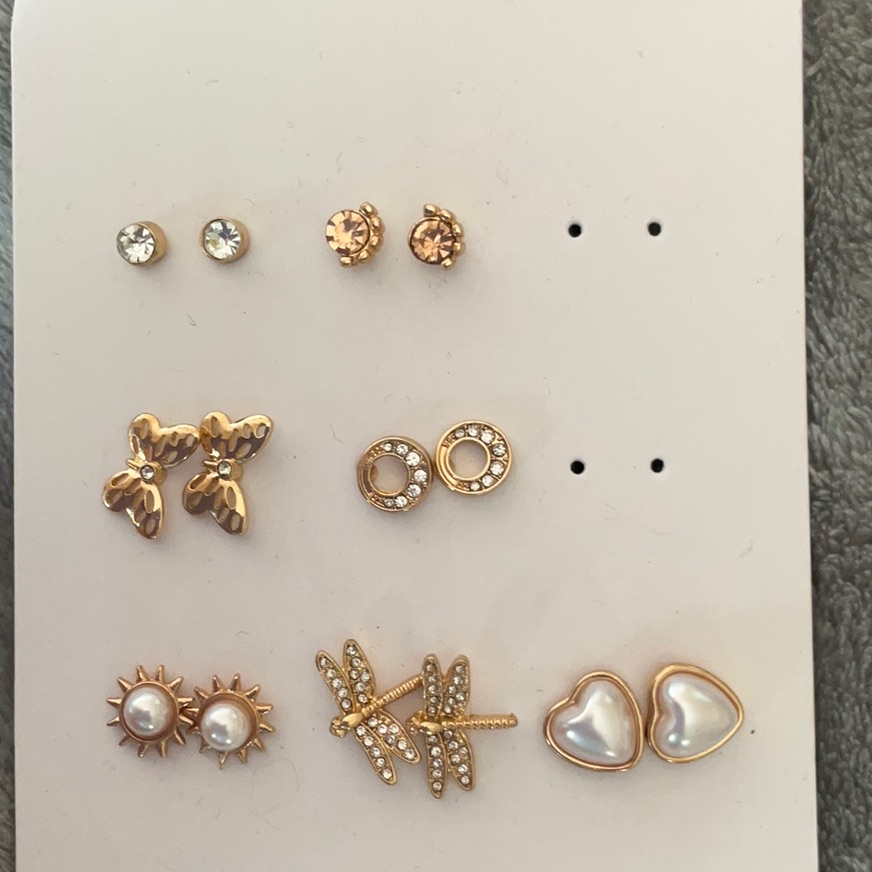 Chic Gold And Pearl Earring Collection